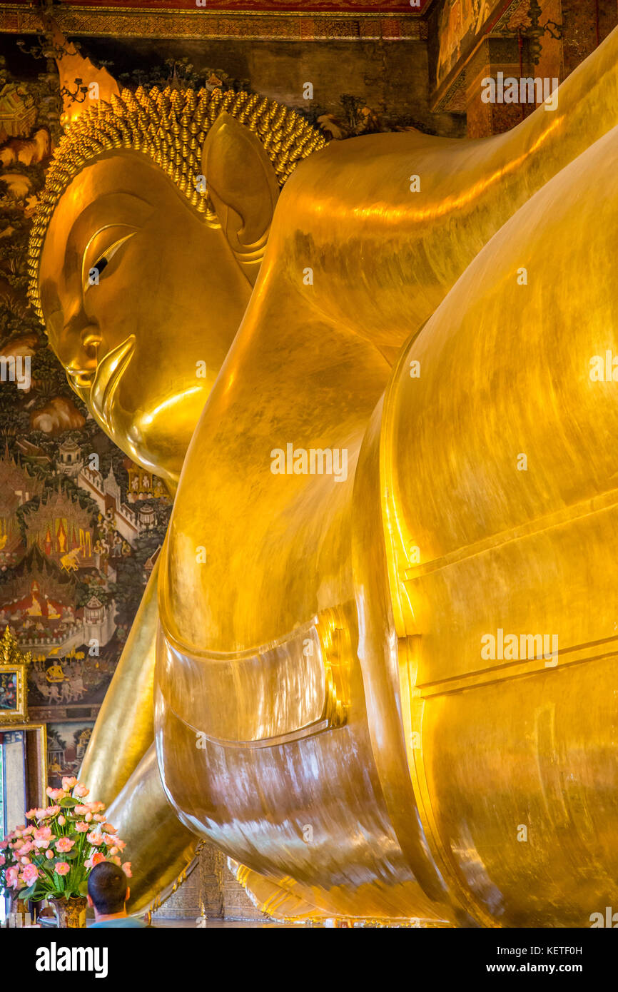 Buda reclinado en Wat Pho, en Bangkok, Tailandia Foto de stock