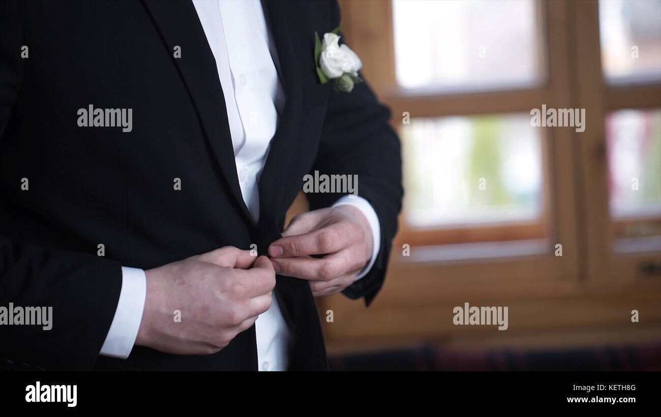 Hombre Abotonarse Una Chaqueta Negro Detalles De Boda Elegante Vestido Boda Tuxedo Traje De Novio Esta A La Espera De La Novia El Empresario Para Abotonarse La Camisa Fotografia De Stock