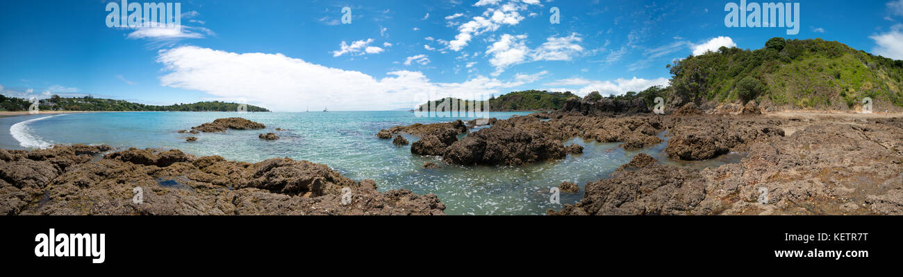 Panorama de la costa y mar azul piedra nueva zelanda Foto de stock