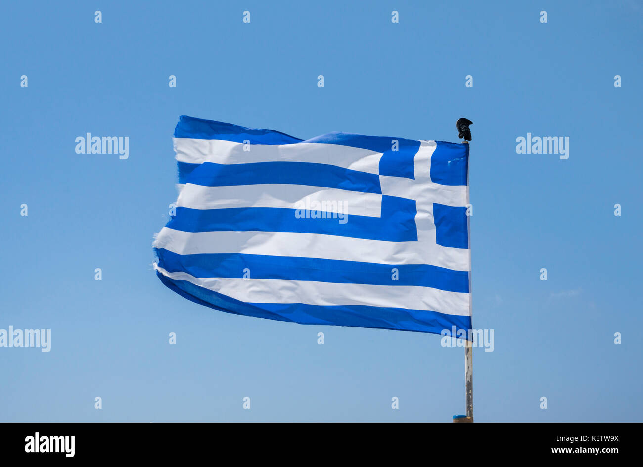 Bandera nacional griego en la ciudad de Mykonos, Mykonos, Grecia Foto de stock