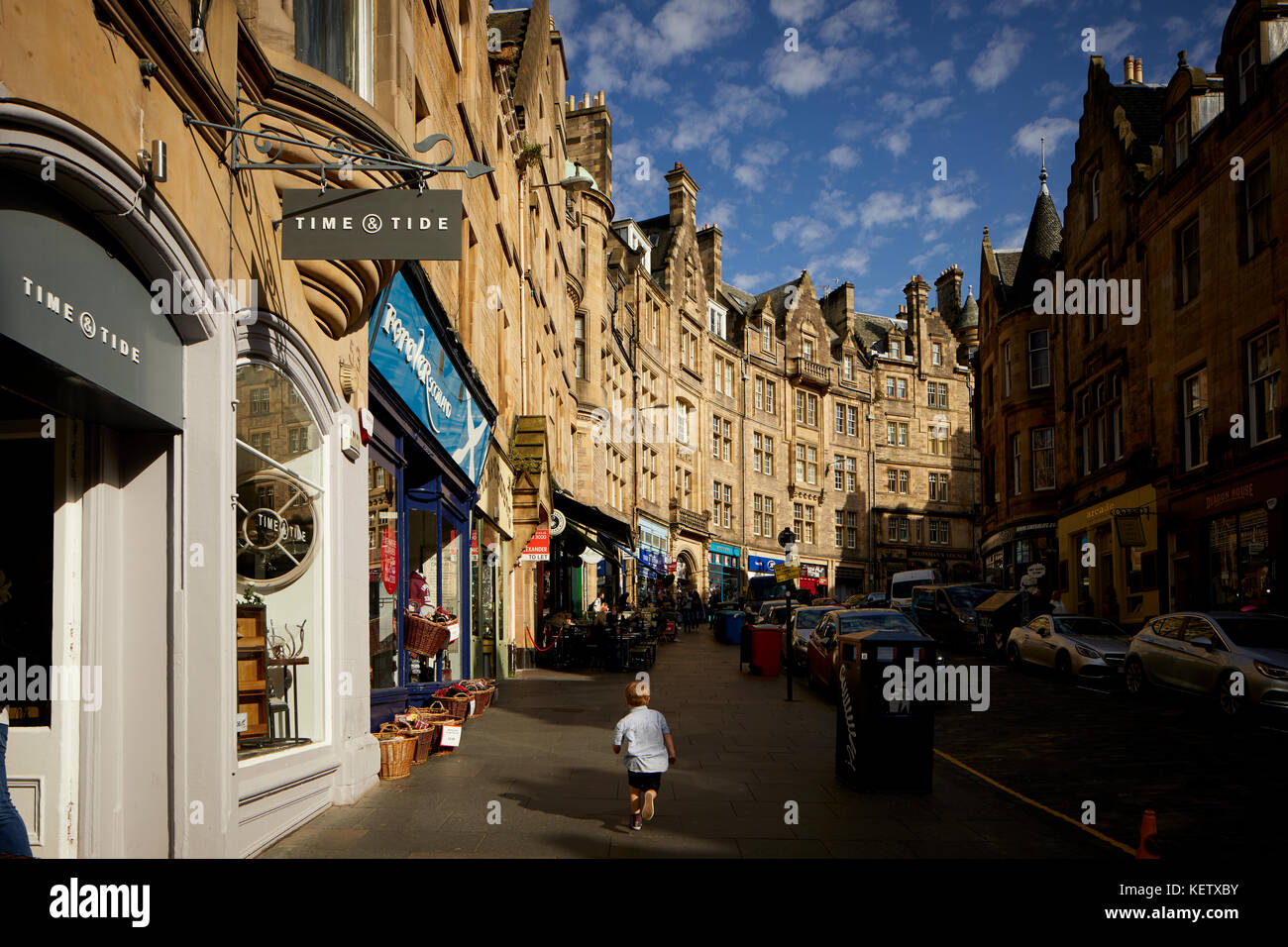 Edimburgo, Escocia histórica mirando a la Royal Mile High Street desde Cockburn Street una calle arqueada de tiendas independientes Foto de stock