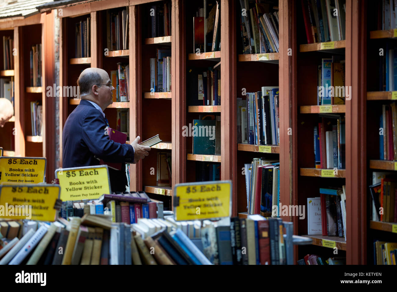 Boston Massachusetts Nueva Inglaterra AMÉRICA DEL NORTE EE.UU , buscando  libros de segunda mano en el más antiguo y más grande tienda de libros  usados con fuera de venta LOT Fotografía de