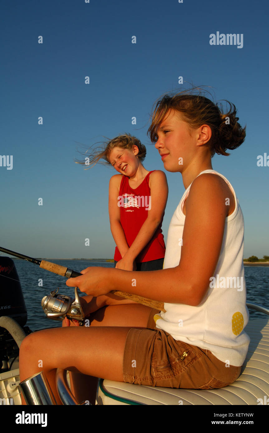 Los niños la pesca de la gallineta o tambor rojo en la bahía cerca de Port Aransas, Texas Foto de stock