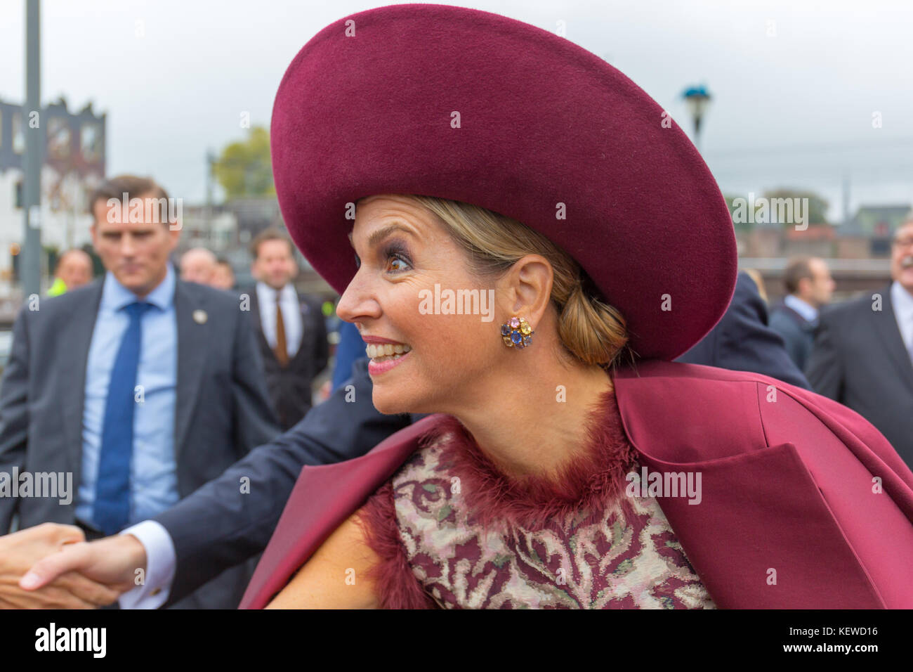 Amersfoort, Holanda. 24 oct, 2017. La reina máxima de los Países Bajos está agitando las manos con el público durante una visita a la ciudad de Amersfoort. Crédito: Astrid hinderks/alamy live news Foto de stock