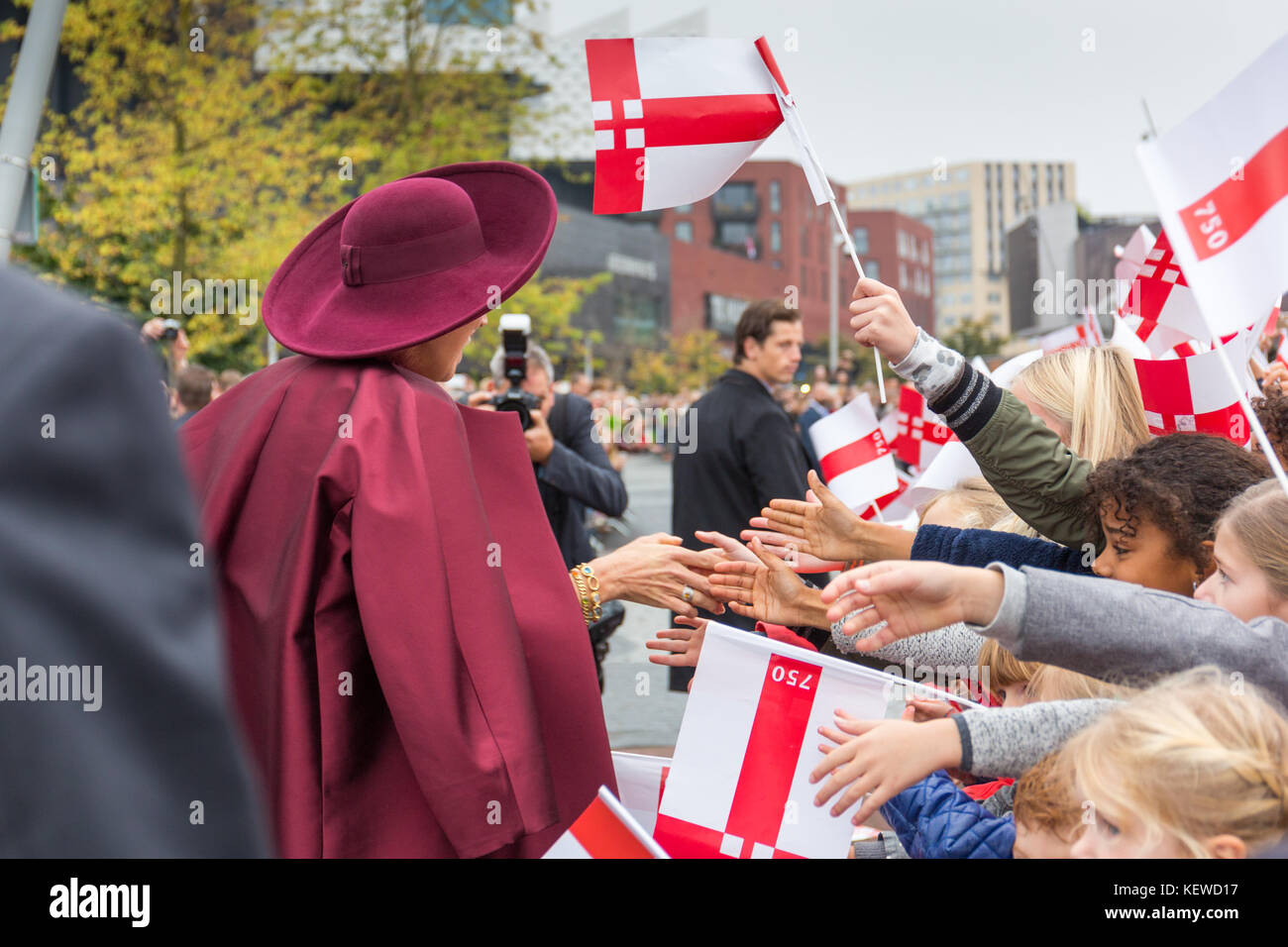Amersfoort, Holanda. 24 oct, 2017. La reina máxima de los Países Bajos está agitando las manos con el público durante una visita a la ciudad de Amersfoort. Crédito: Astrid hinderks/alamy live news Foto de stock