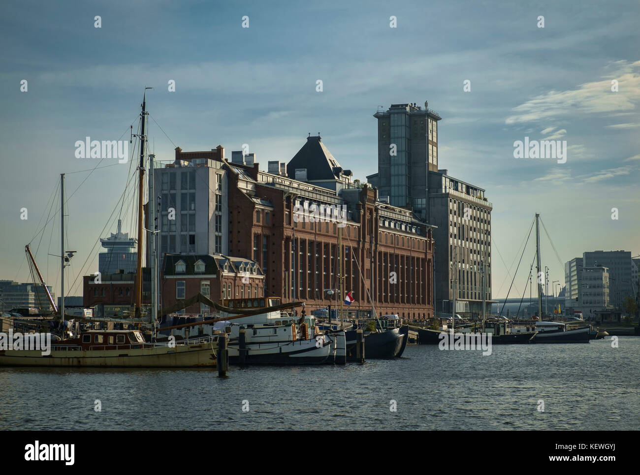 Silo de grano del siglo 19th convertido a 21st siglo residencial y espacio de trabajo en el puerto de Amsterdam. Foto de stock