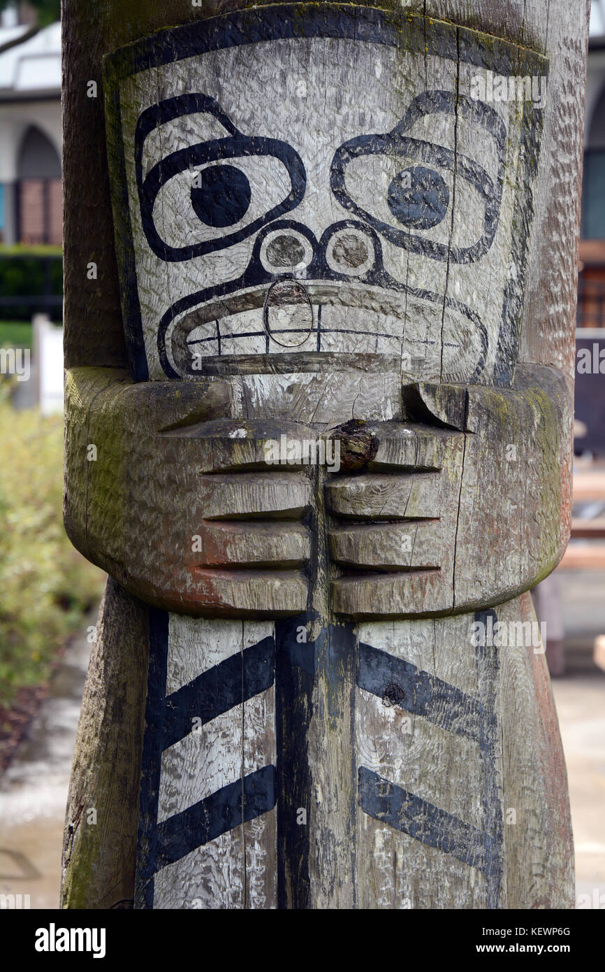 Tradicional Indígena del Noroeste del tótem del display en los jardines del museo Royal BC, Victoria, British Columbia, Canadá. Foto de stock