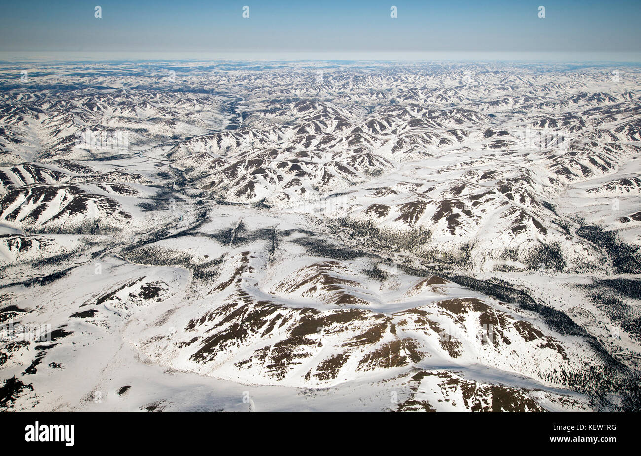 Una vista aérea de las colinas nulato en invierno hacia el norte en el refugio nacional de vida silvestre koyukuk en Alaska, EE.UU. Foto de stock