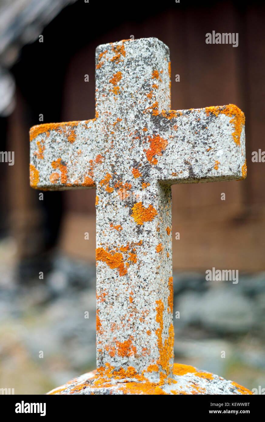 La colocación de la santa cruz en una tumba como una expresión de fe en algo, un poder superior a uno mismo, y la vida después de la muerte. Foto de stock