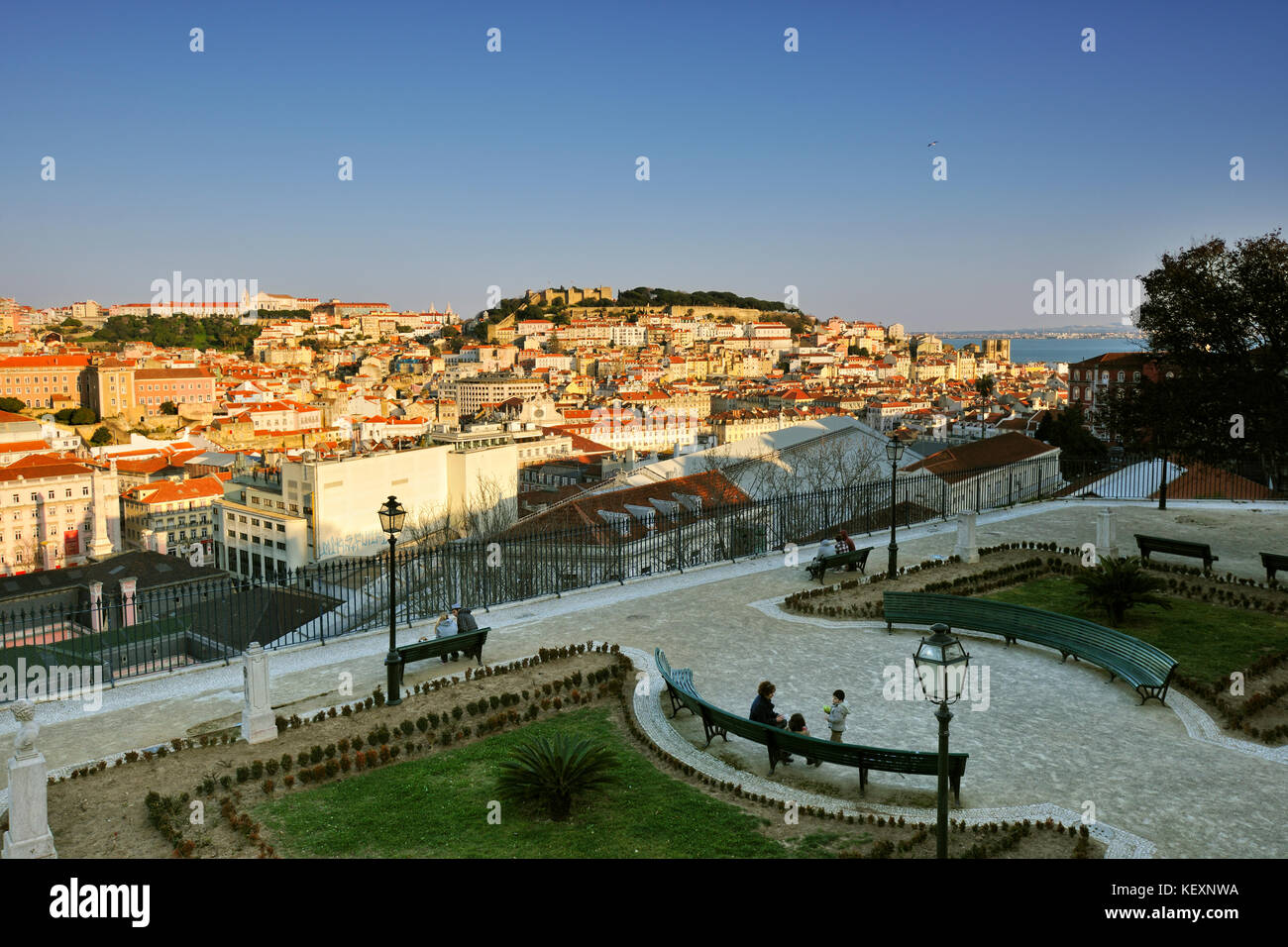 San Pedro de Alcântara belvedere y jardín, Lisboa. Portugal Foto de stock