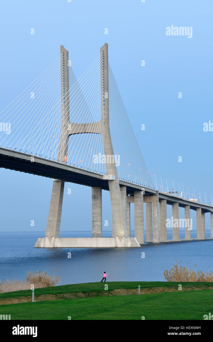 El Puente Vasco da Gama sobre el río Tajo (Tejo river), el puente más largo de Europa. Lisboa, Portugal Foto de stock