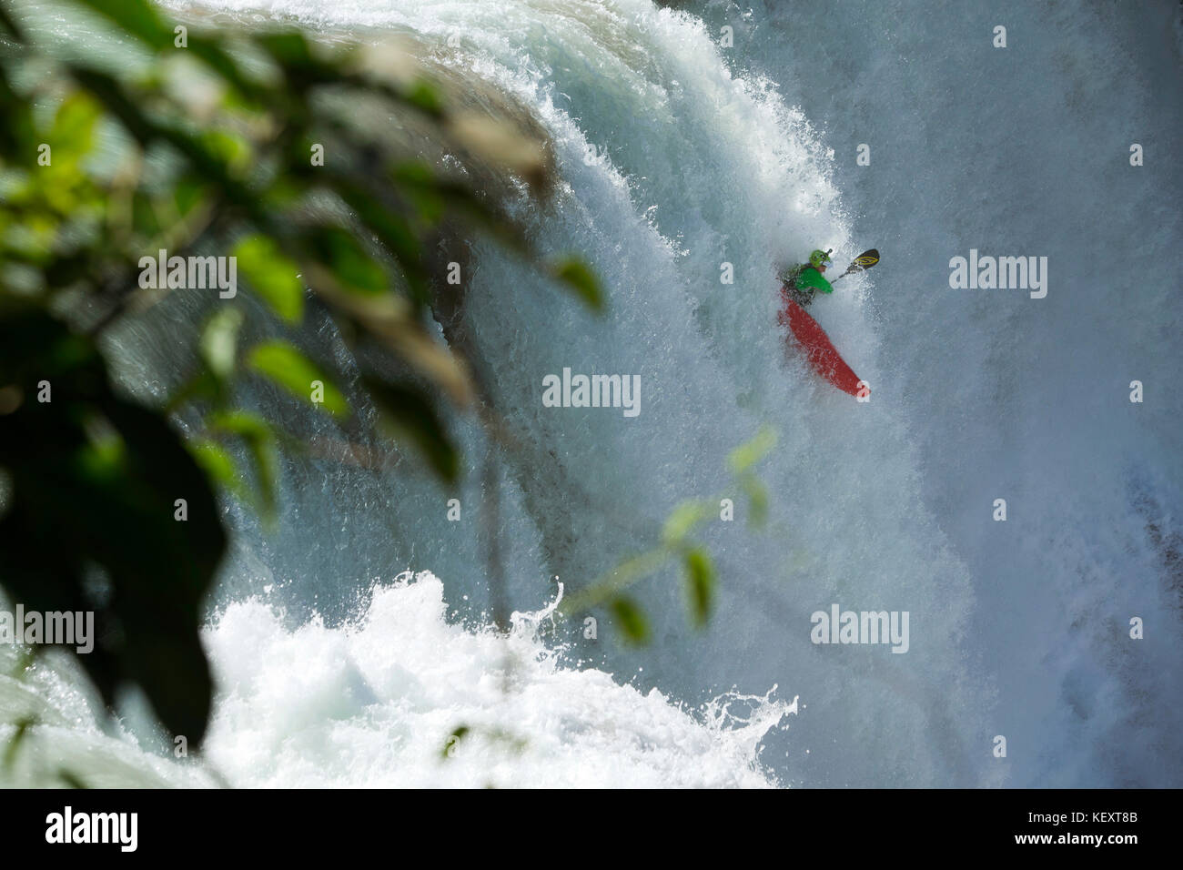 Un kayakista profesional ejecuta las increíbles cataratas durante el Rey del Río competencia en Agua Azul en Chiapas, México Foto de stock