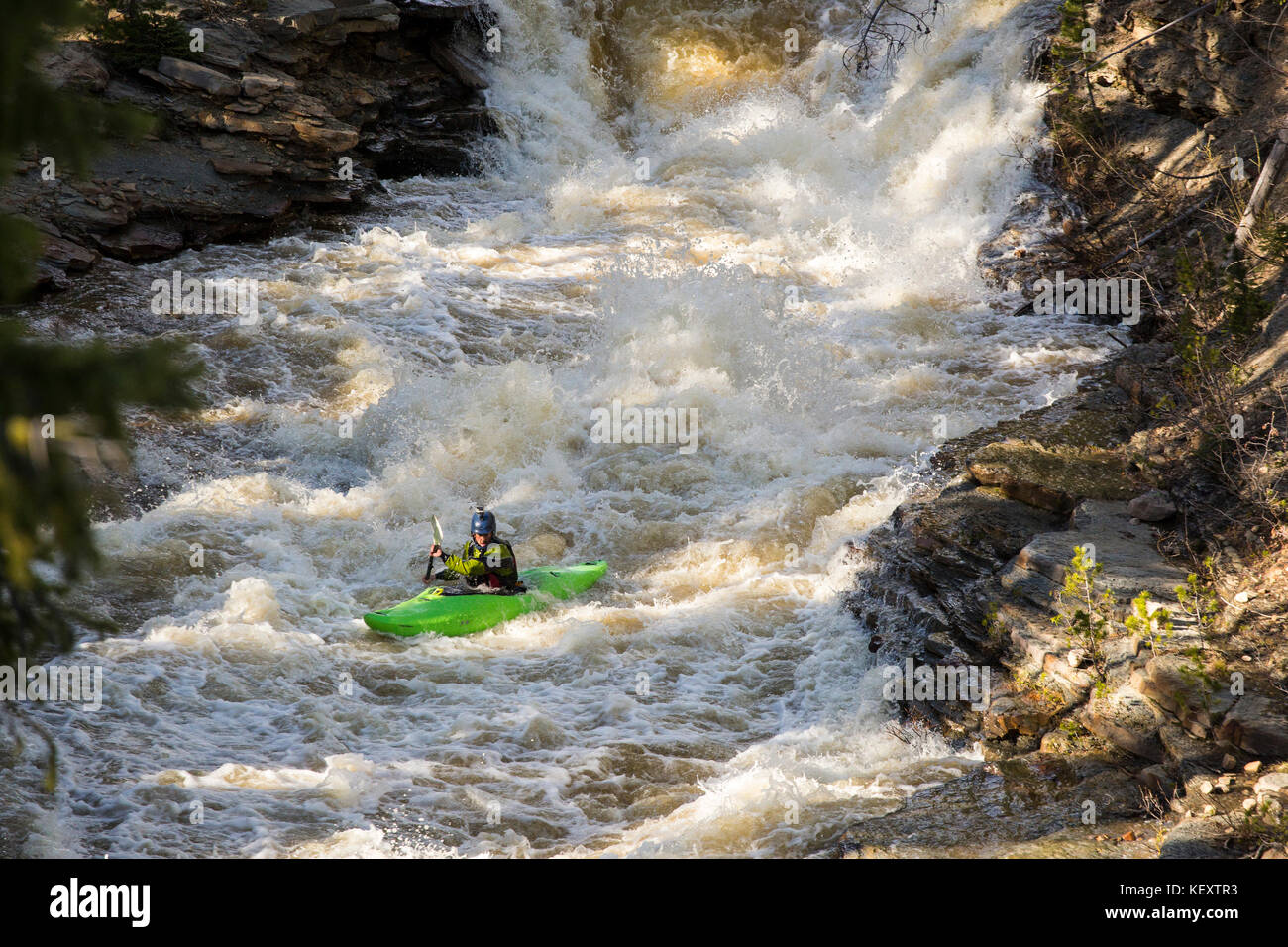 Vista de persona kayak de río, montañas Uinta Provo, Utah, EE.UU. Foto de stock