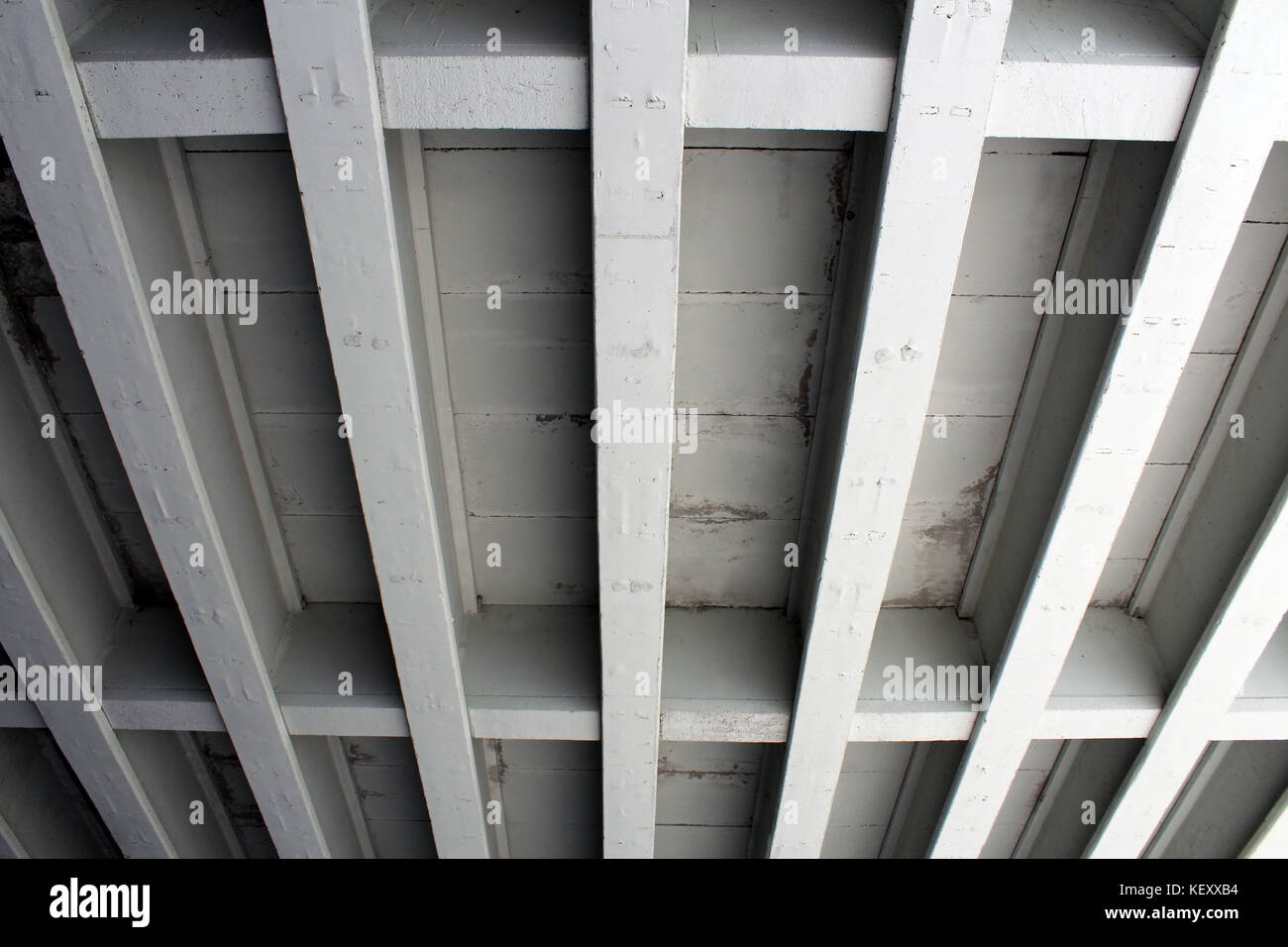 Vigas de soporte de hormigón paralelos bajo un puente Fotografía de stock -  Alamy
