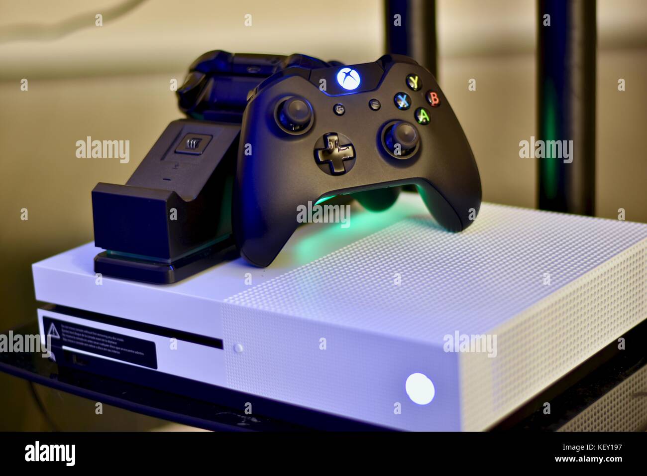 La consola Xbox con el controlador Foto de stock
