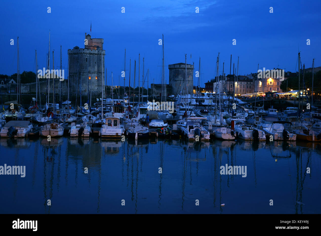 Puerto de La Rochelle con torres en la noche con Foto de stock