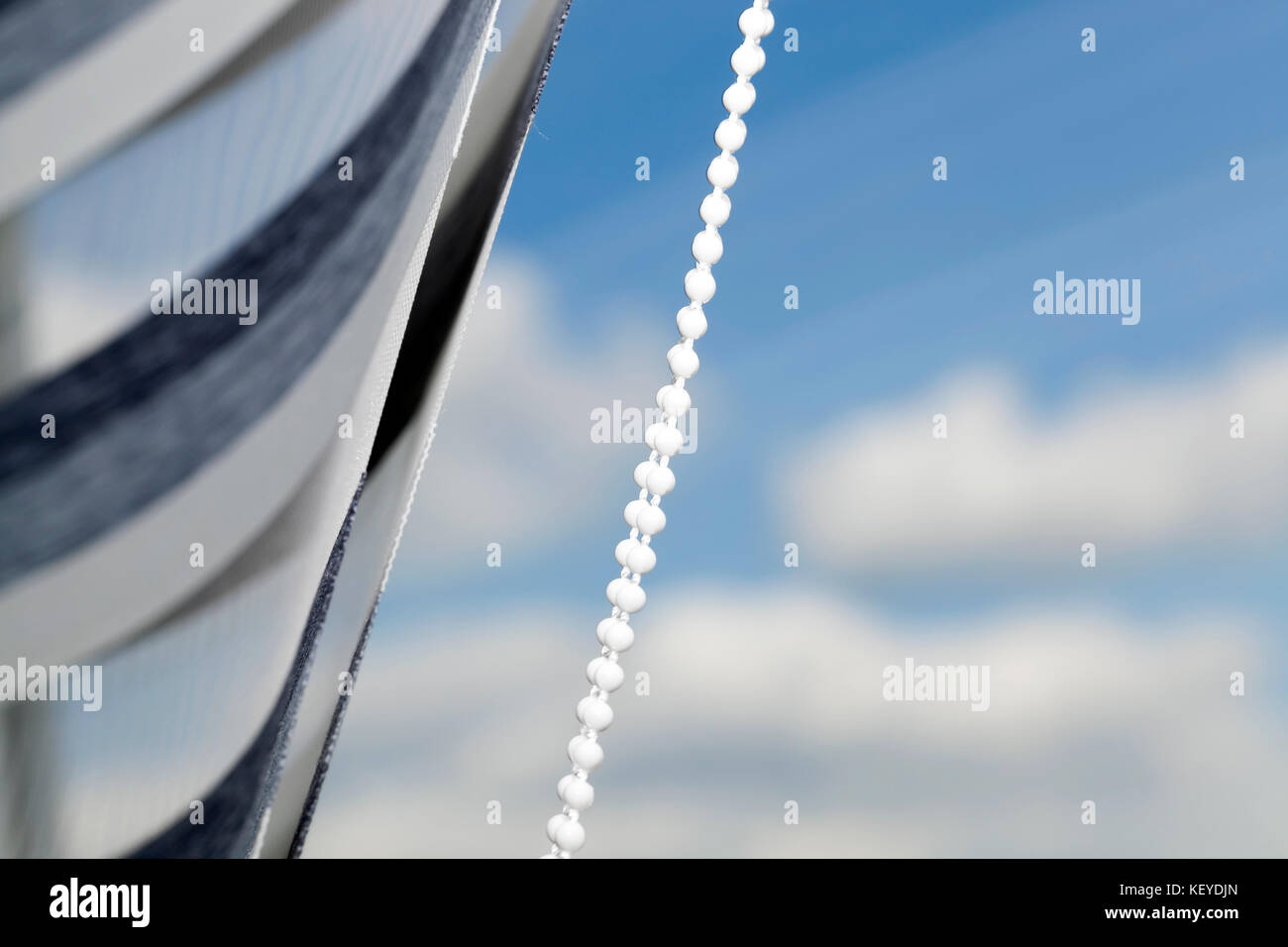 Una cuerda de una persiana enrollable deshilachada debido al consumo  Fotografía de stock - Alamy