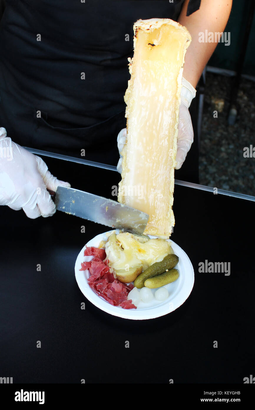 Preparación del queso raclette closeup. Foto de stock