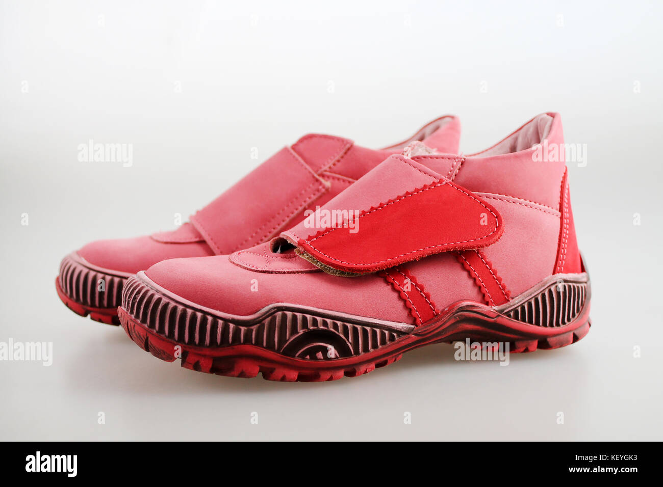 Nuevos zapatos rojos para niños Foto de stock