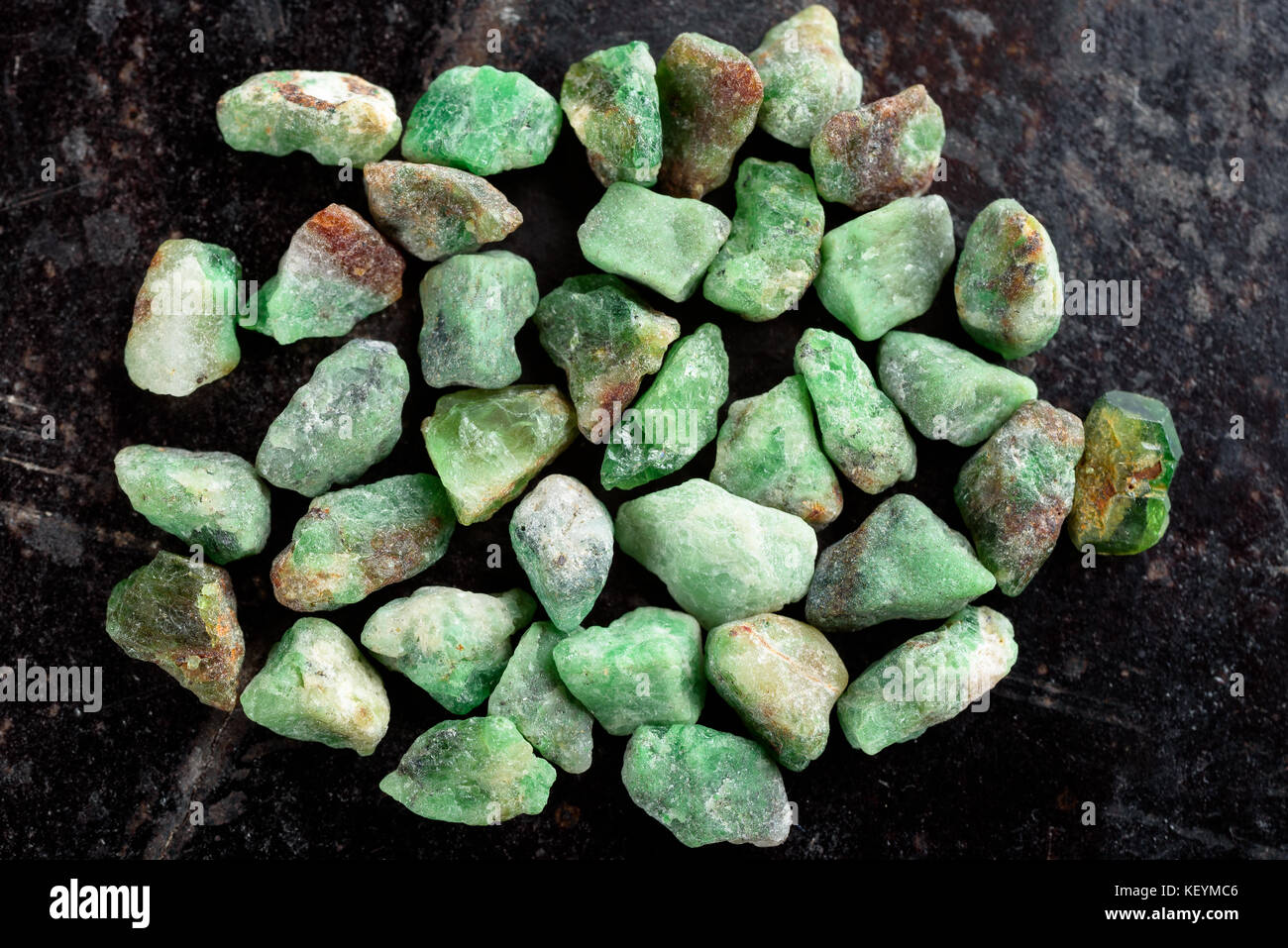 Piedras preciosas verdes en bruto fotografías e imágenes de alta resolución  - Alamy