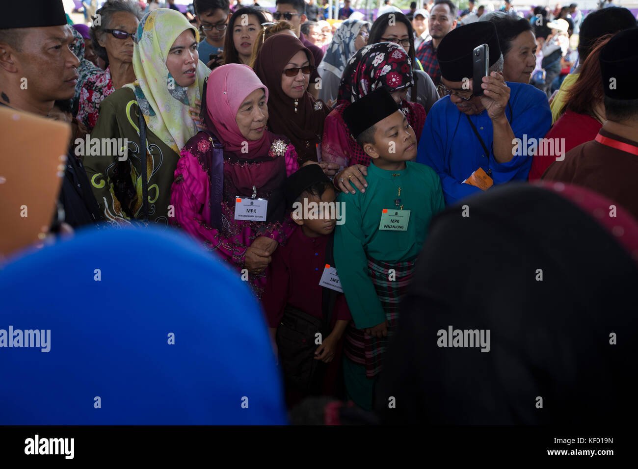 Las multitudes queueing para satisfacer el sultán de Brunei antes de una ceremonia para abrir un nuevo puente en Bandar Seri Begawan, parte de las celebraciones de los 50 años del Sultán en el trono. El sultán de Brunei Hassanal Bolkiah marcan sus 50 años en el trono durante el mes de octubre de 2017 con una serie de oro extravagante celebración jubilar. Bandar Seri Begawan es la capital de Brunei, una nación pequeña en la isla de Borneo Foto de stock