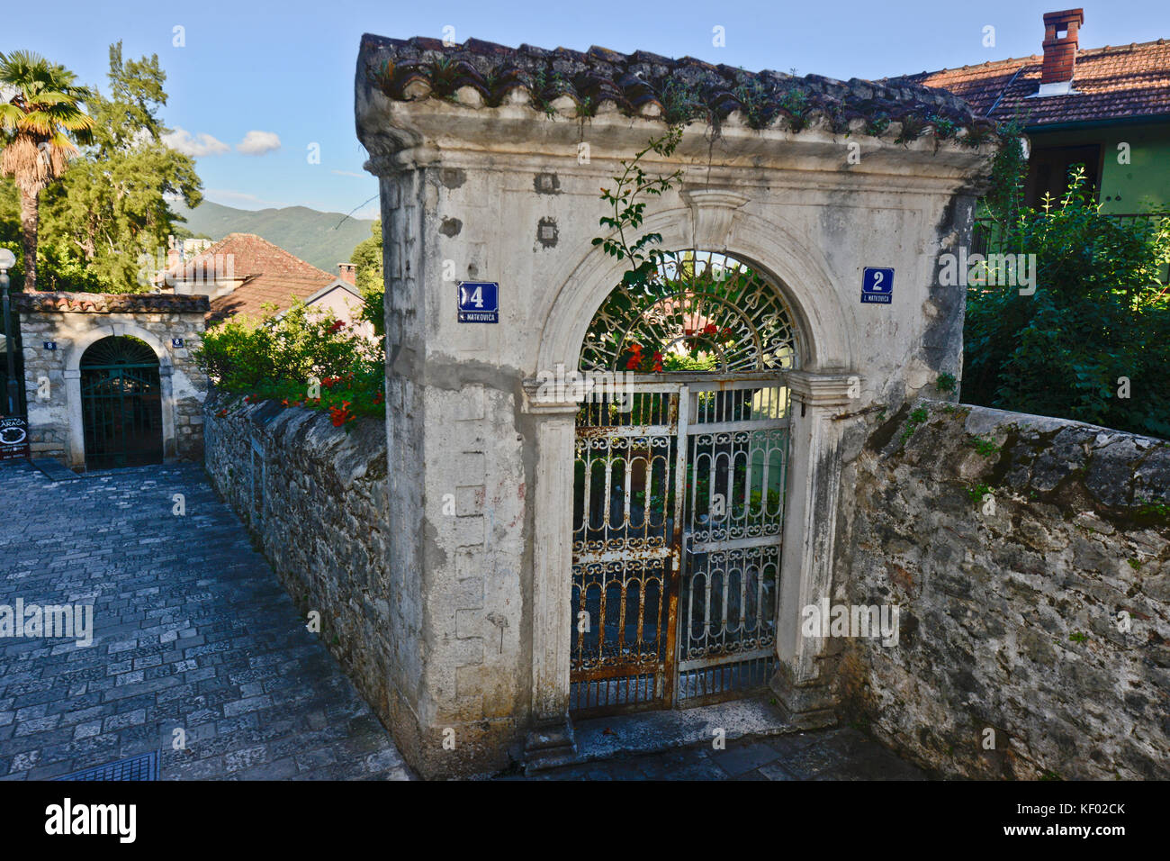 Calle de Herceg Novi, Montenegro Foto de stock