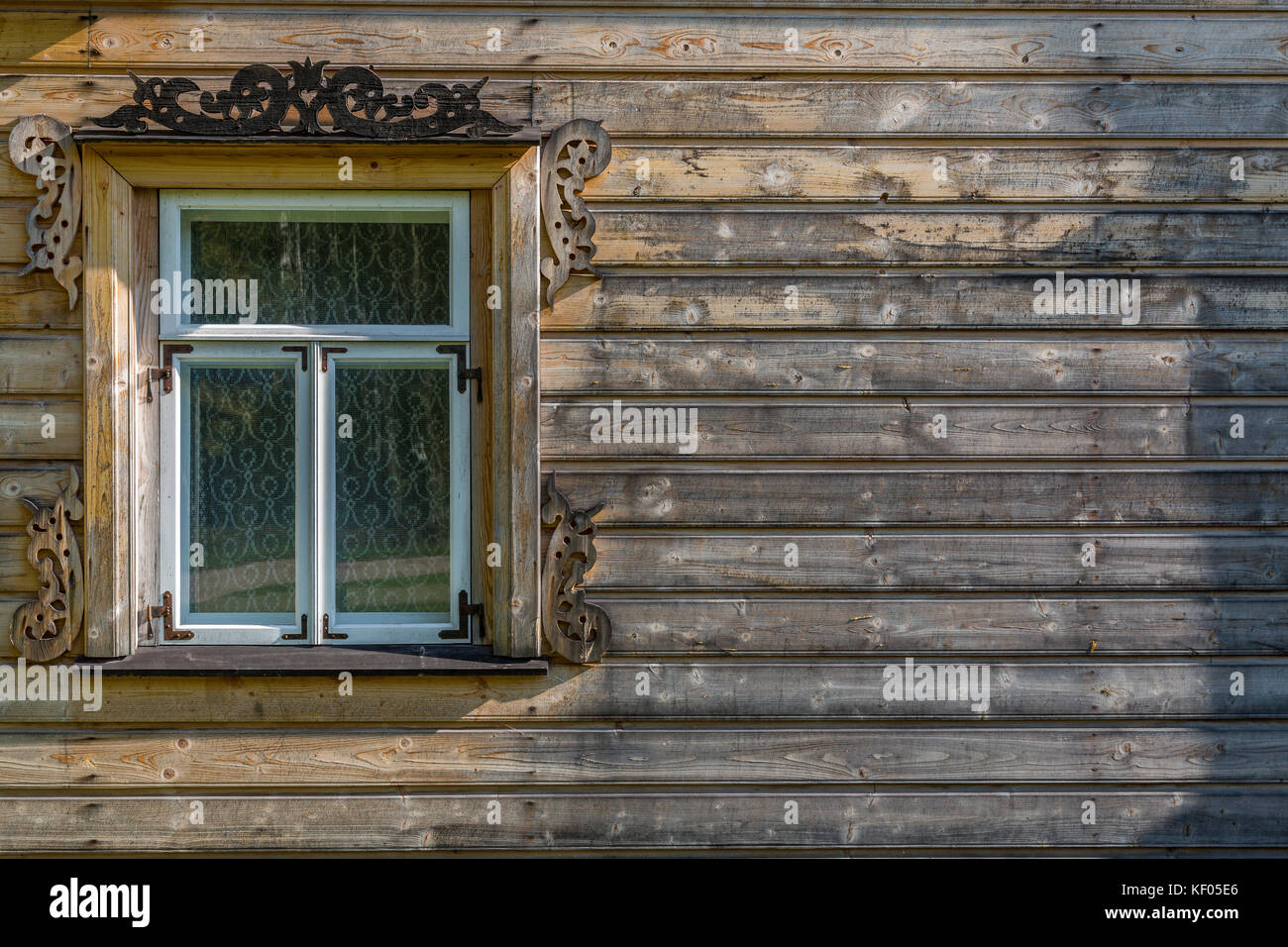 La Vieja Ventana De La Antigua Casa De Madera De Paredes De Madera
