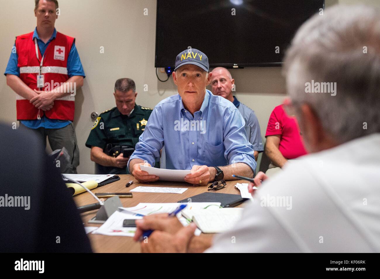 Ee.Uu. El gobernador de Florida, Rick Scott se reúne con funcionarios para discutir su respuesta de recuperación de desastres tras el huracán irma en el Marathon city hall el 22 de septiembre de 2017 en maratón, Florida. Foto de stock