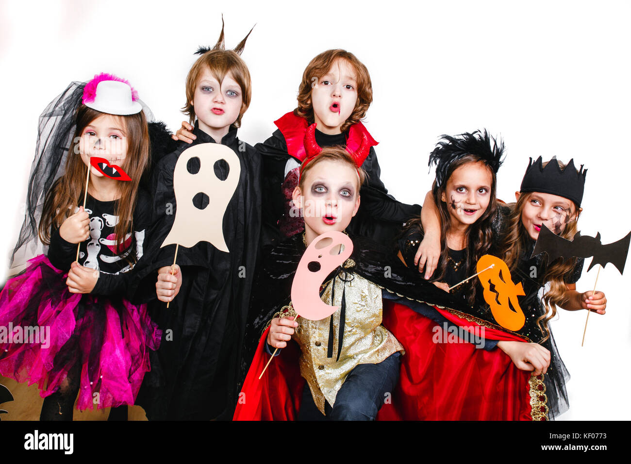 Los niños en Halloween Disfraces show funny faces Fotografía de stock -  Alamy