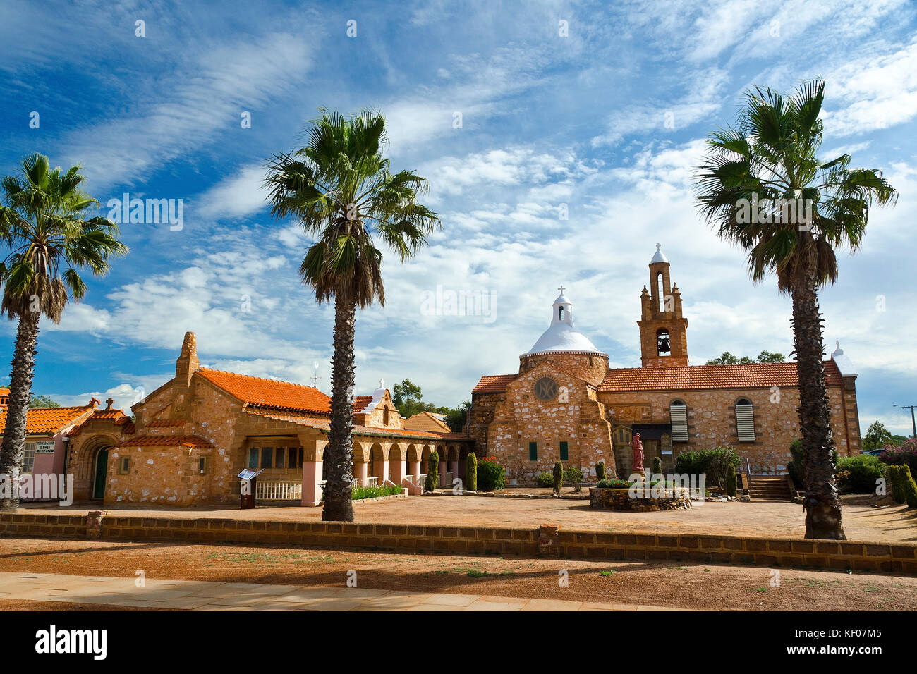 Paredes de piedra roja de iglesia de Nuestra Señora del Monte Carmelo y junto al sacerdote residencia, diseñado por signor hawes. mullewa, Australia Occidental Foto de stock