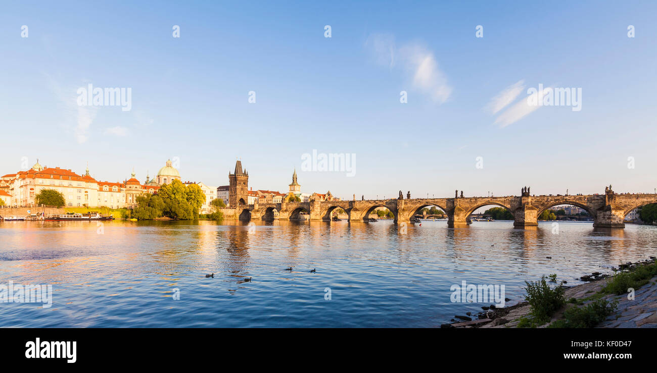 Tschechien, Prag, Altstadt, Moldau, Karlsbrücke, Altstädter Brückenturm, Panorama Foto de stock