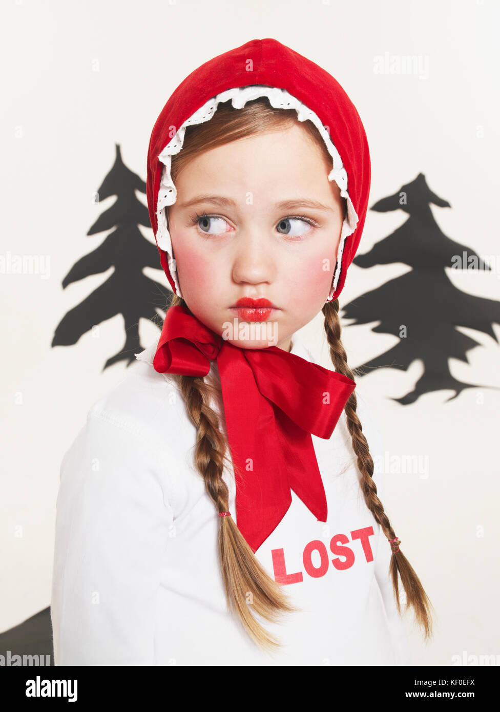 Retrato de niña vestida como caperucita roja Fotografía de stock - Alamy