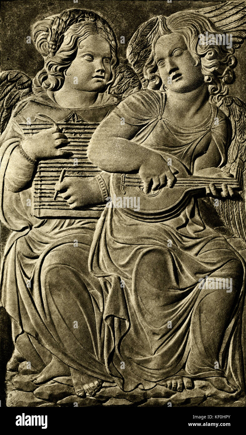 'Angeli musicanti' de Agostini di Duccio, circa 1460. Socorro de la escultura del Tempio Malatestiano, Rimini, Italia. Dos ángeles tocando instrumentos musicales temprano; el cimbalom (izquierda) y el cittern (derecha). Agregar escultor italiano 1418 - 1481 Foto de stock