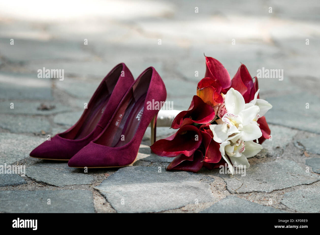 Zapatos Rojos de boda, ramo de flores blancas y borgoña Fotografía de stock  - Alamy