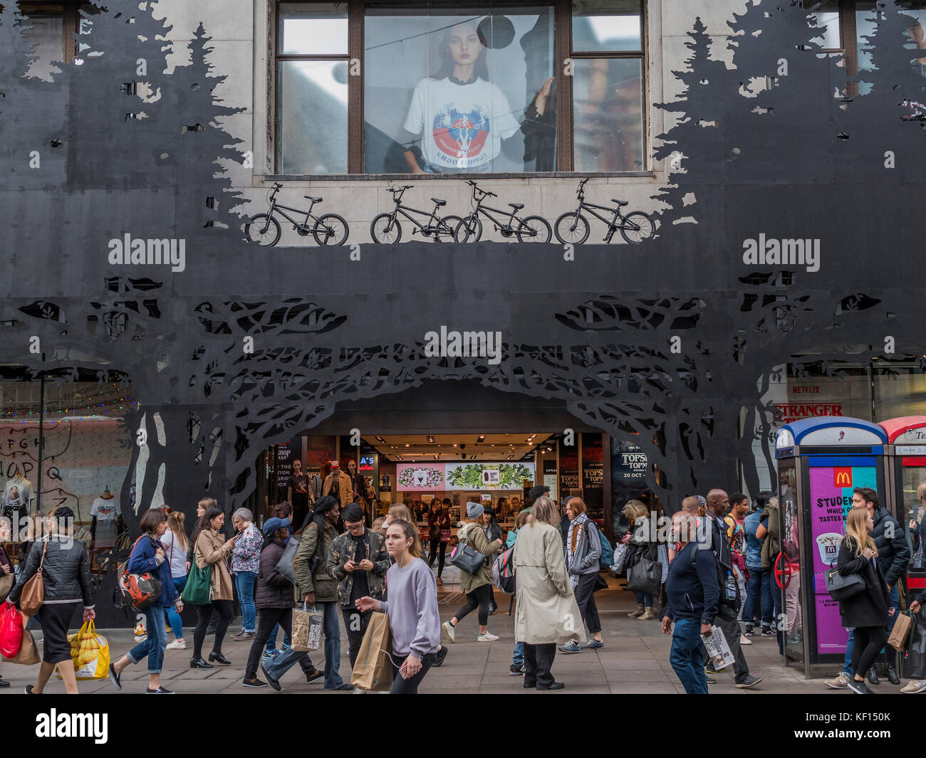 Oxford Street, Londres, Reino Unido. El 24 de octubre, 2017.El extraño  cosas shopfront en el Top Shop en Oxford Street Crédito: Guy Bell/Alamy  Live News Fotografía de stock - Alamy