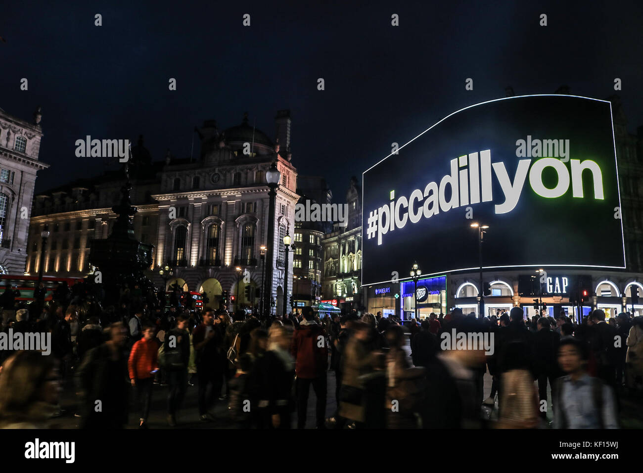 Londres, Reino Unido el 24 de octubre de 2017. El mundialmente famoso Piccadilly luces se vuelve a conectar, después de someterse a un trabajo de renovación de nueve meses. La nueva pantalla de publicidad gigante se convertirá en el más grande, única digital de ultra-alta definición pantalla curva mide 8,500 pies cuadrados (790 metros cuadrados) en Europa Foto de stock
