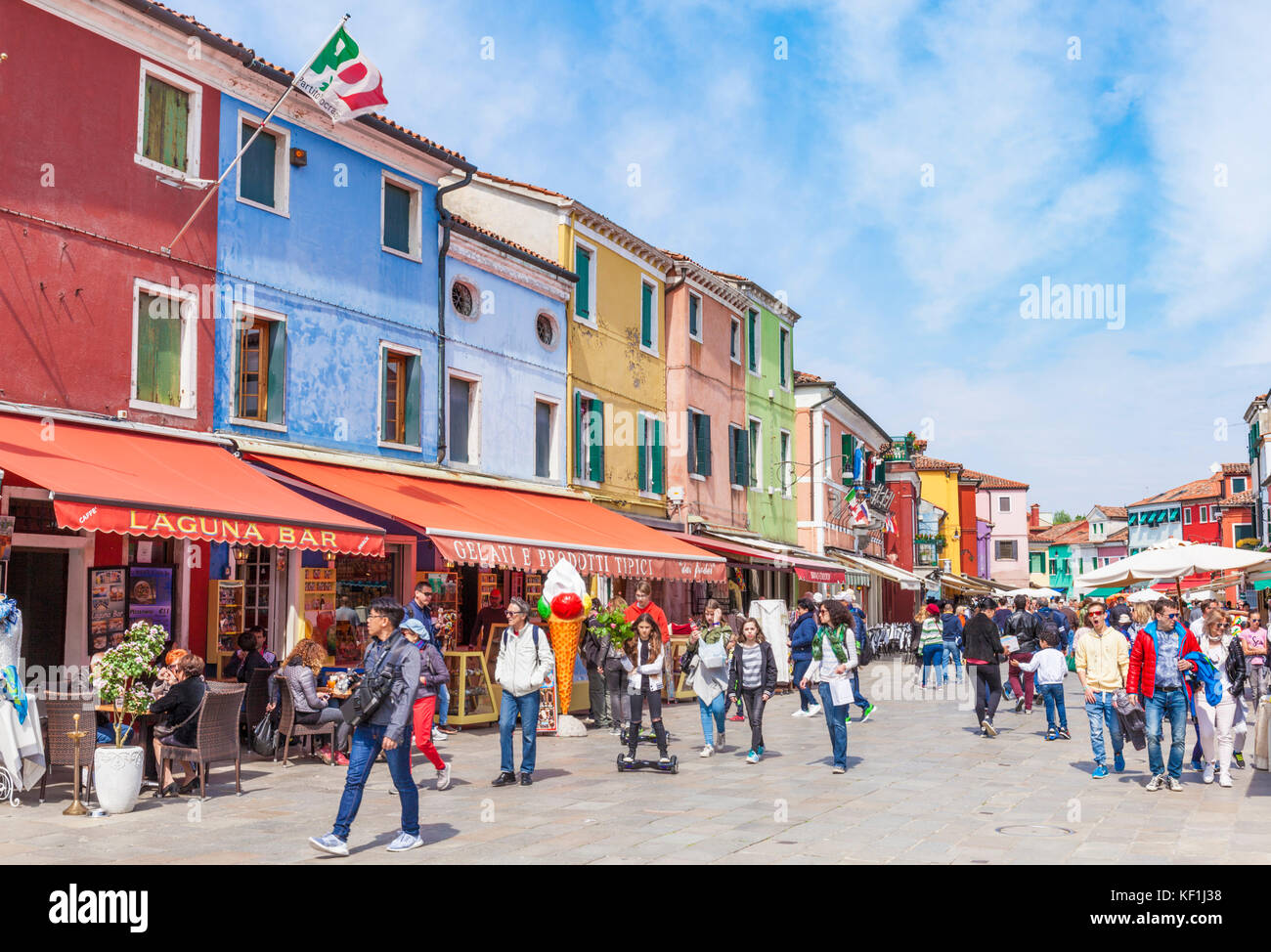 Venecia Italia Venecia casas pintadas de coloridas tiendas y cafés en la isla de Burano ciudad metropolitana de la laguna de Venecia Venecia Italia UE Europa Foto de stock