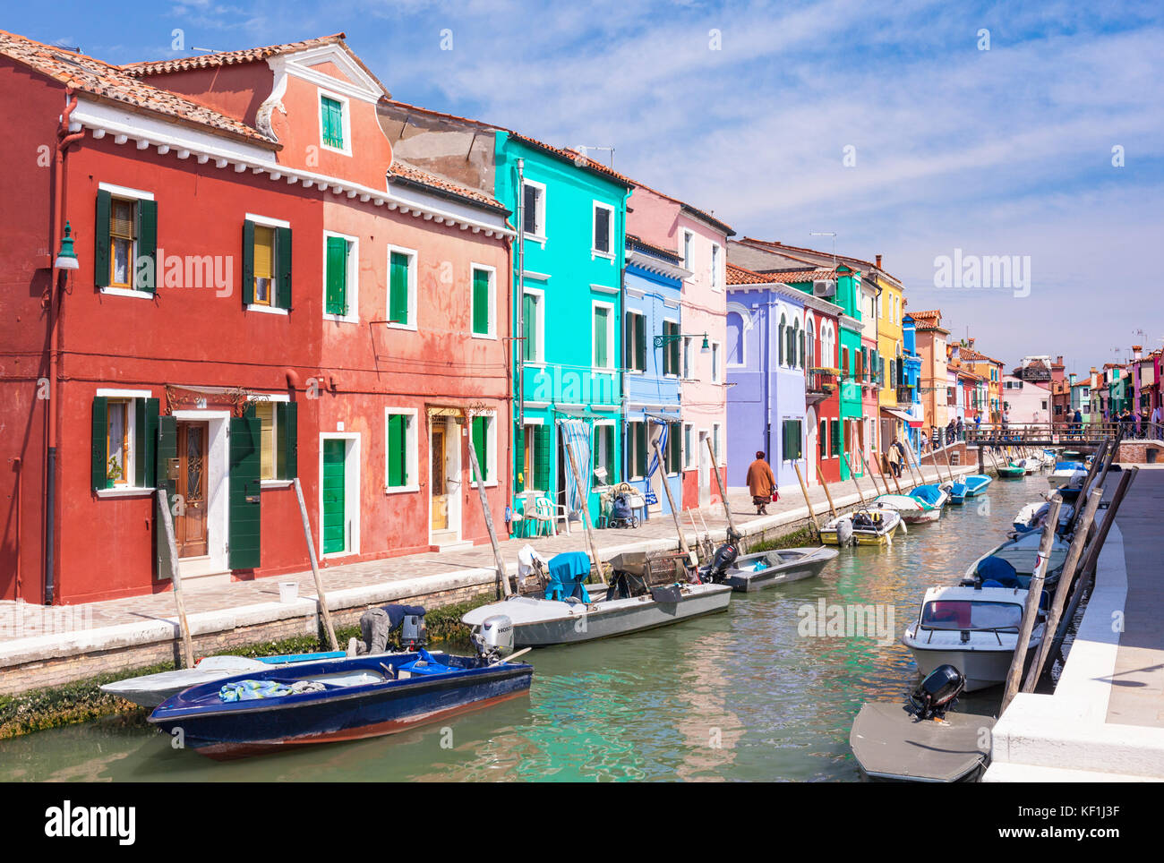 Venecia Italia Venecia coloridas casas a lo largo de un canal en la isla de Burano ciudad metropolitana de la laguna de Venecia Venecia Italia UE Europa Foto de stock