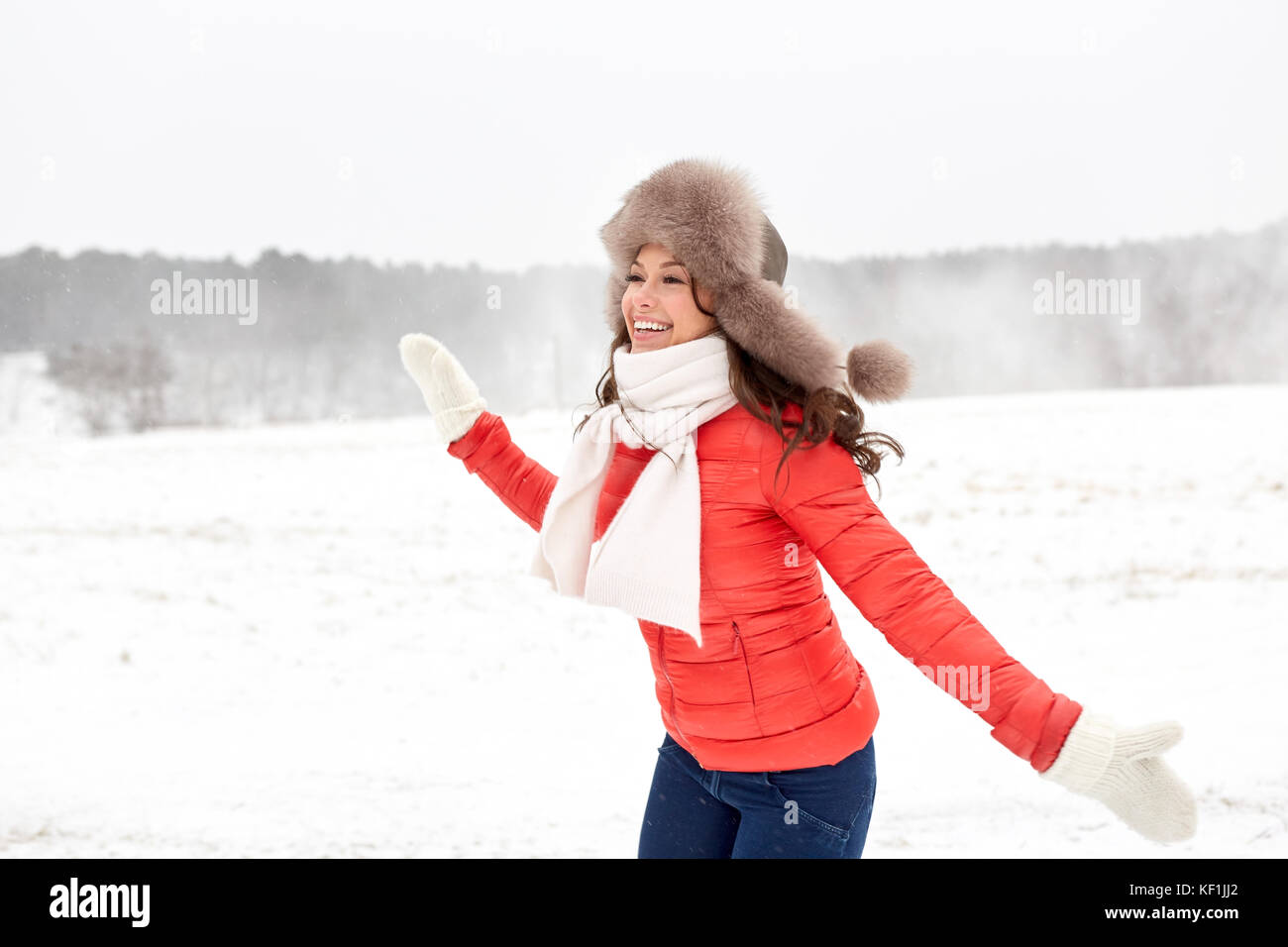 Mujer feliz en invierno sombrero de piel a divertirse al aire libre Foto de stock