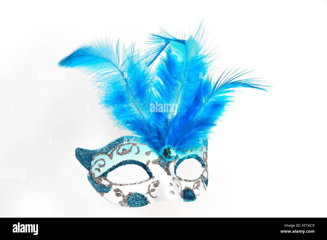 Señores elegantes' máscara masquerade blanco con lentejuelas, abalorios de  cristal azul y plumas de cerca sobre un fondo blanco aislado Fotografía de  stock - Alamy