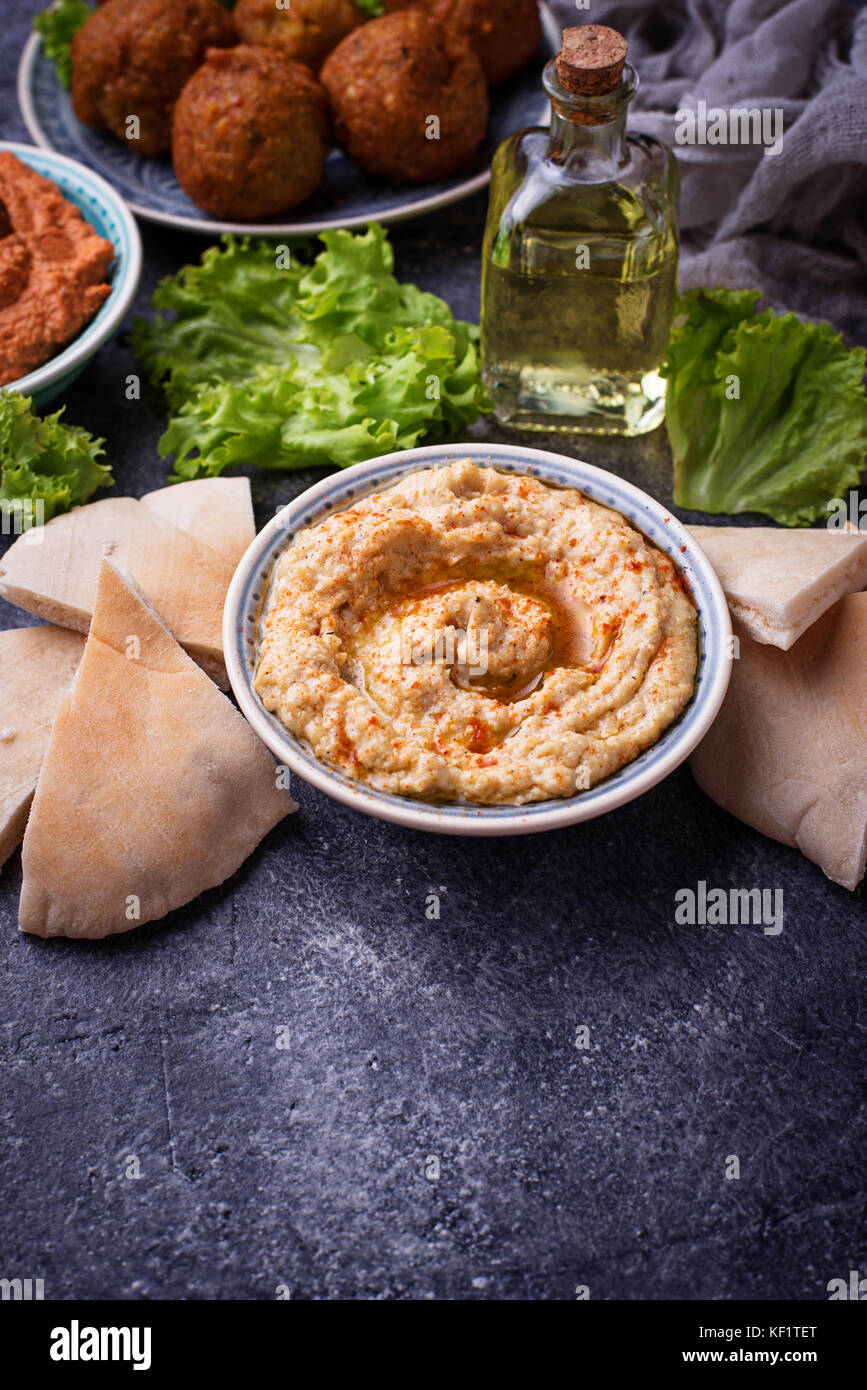 Hummus y pan de pita Foto de stock