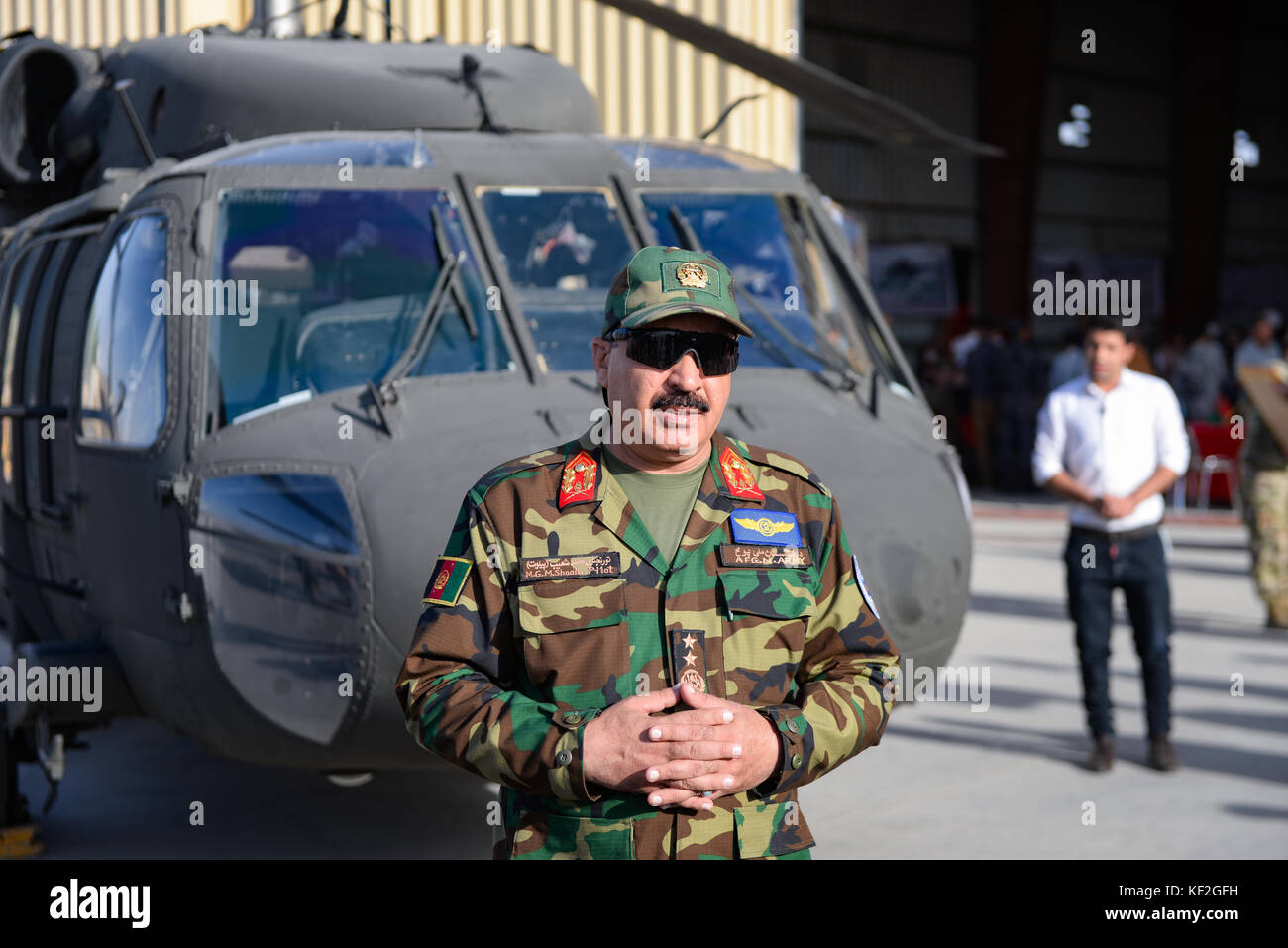 El Comandante de la Fuerza Aérea Afgana Mohammad Shoaib analiza los nuevos helicópteros UH-60 Black Hawk en el aeródromo de Kandahar, el 7 de octubre de 2017, cerca de la ciudad de Kandahar, Afganistán. Foto de stock
