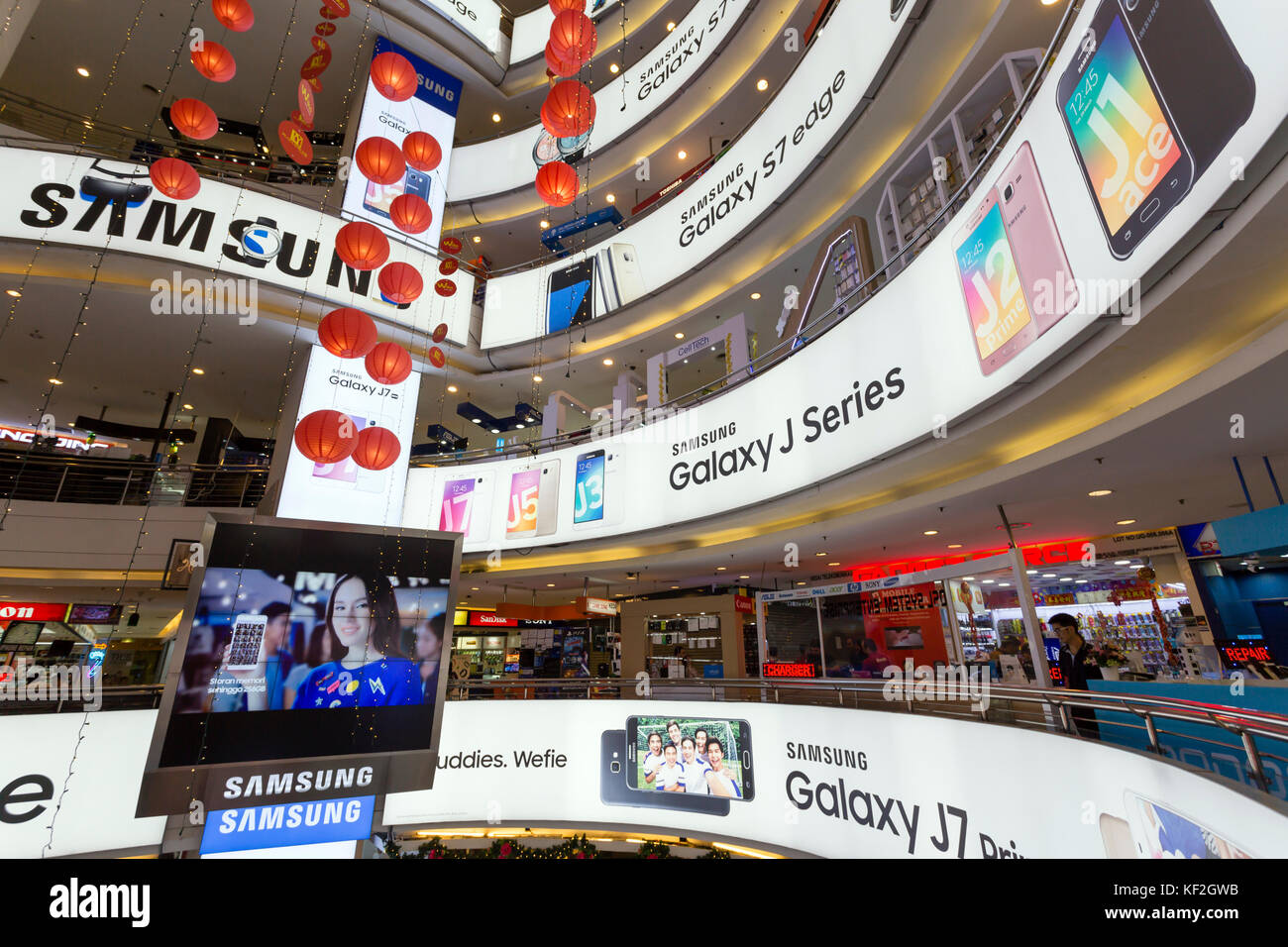 Interior de la plaza Low Yat shopping mall. La plaza Low Yat es un centro  comercial especializado en productos electrónicos y la tecnología  Fotografía de stock - Alamy