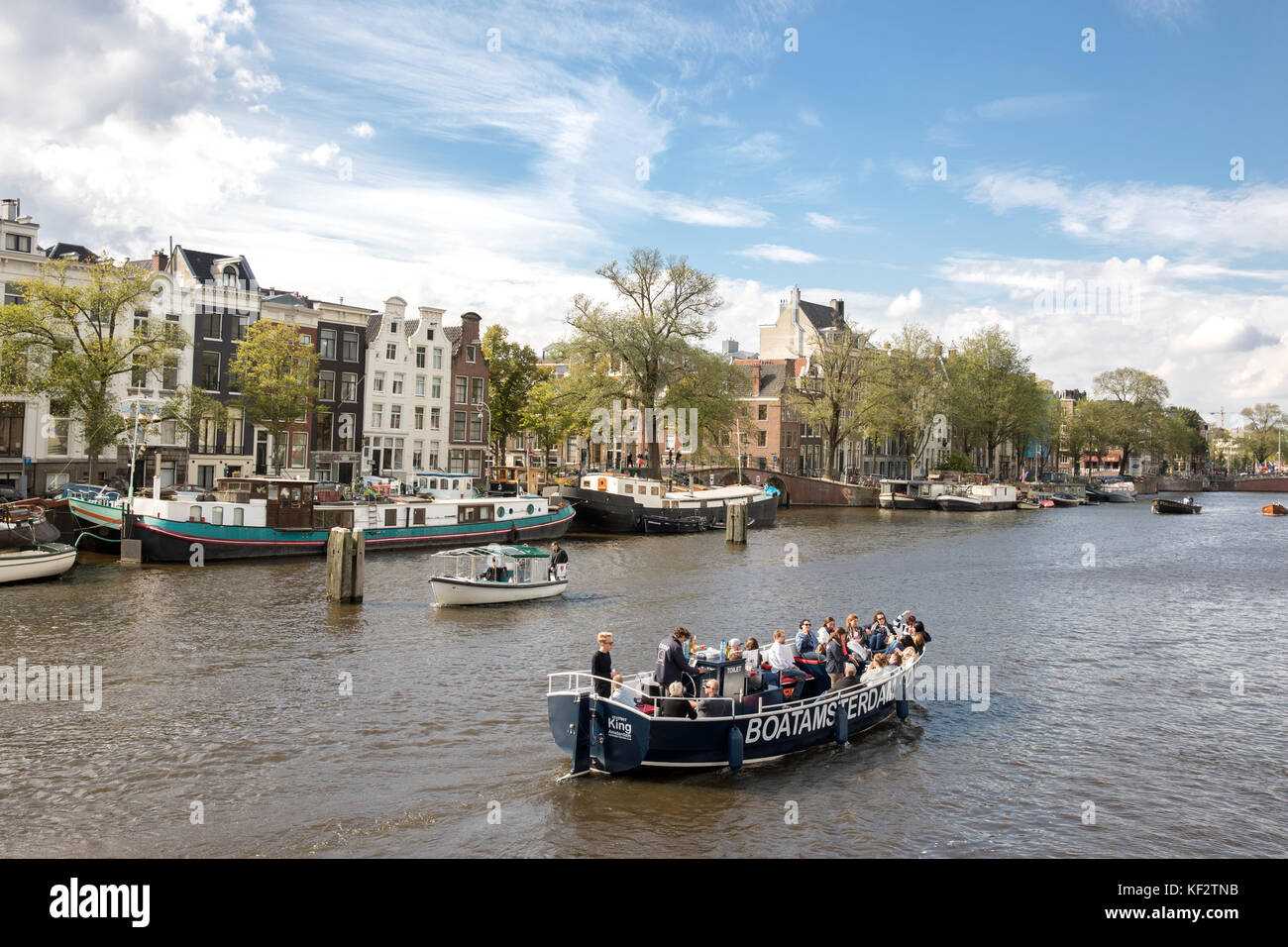 Los turistas en un viaje en barco por los canales de Ámsterdam, Países Bajos Foto de stock