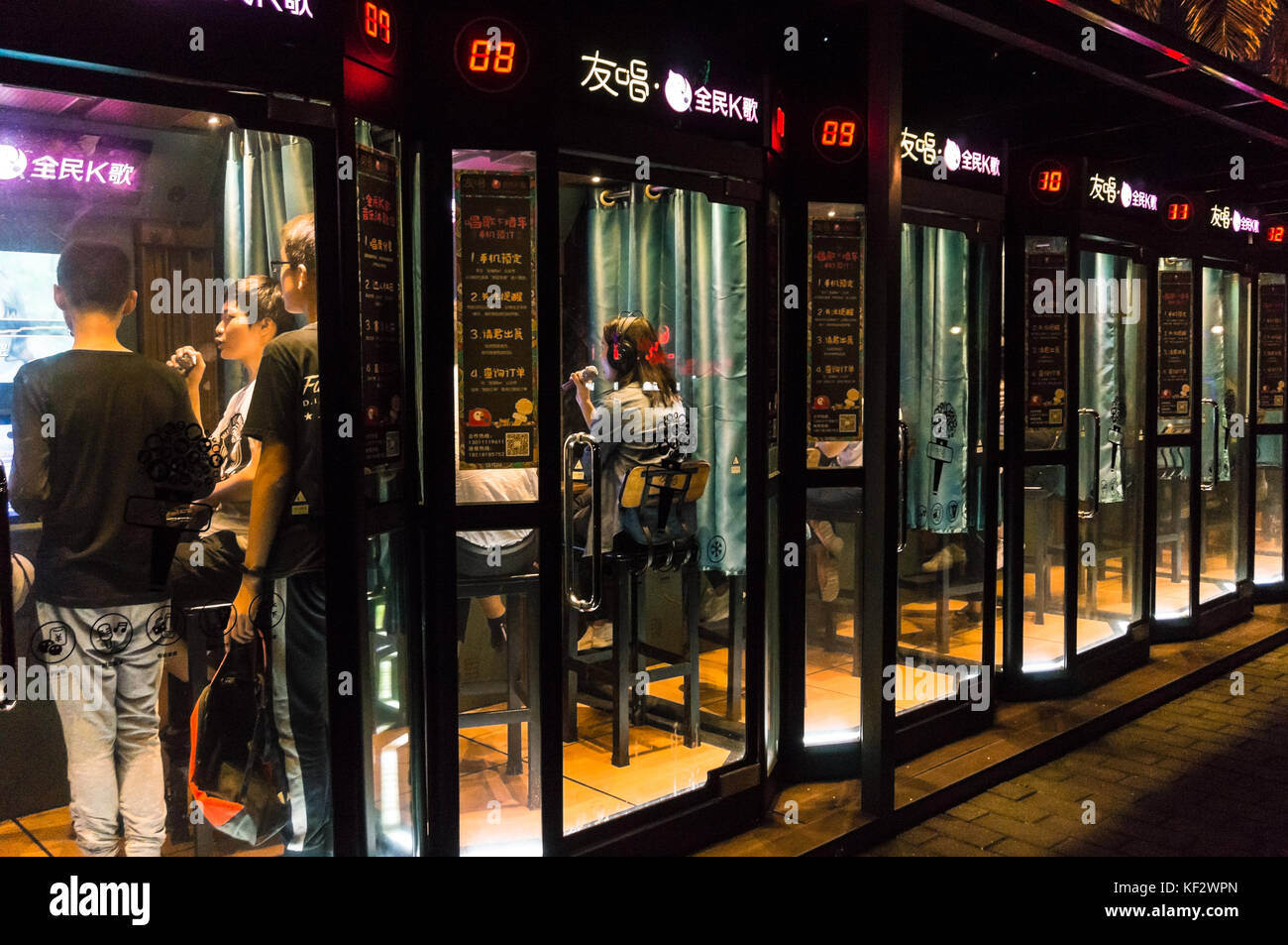 Mini karaoke booths fotografías e imágenes de alta resolución Alamy