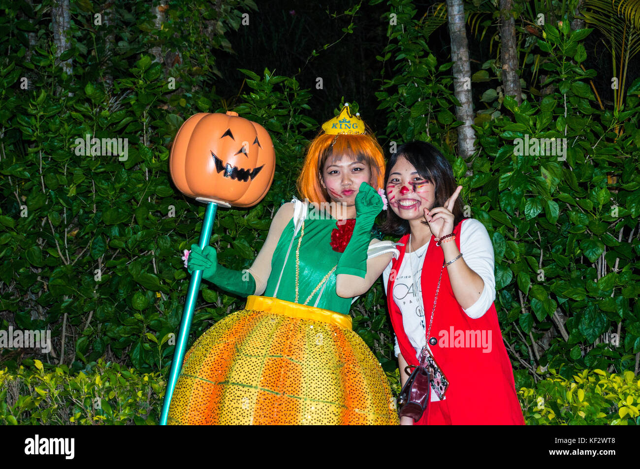 Halloween juerguistas, niña vestida como una calabaza, en un evento de Halloween en Shenzhen, China Foto de stock