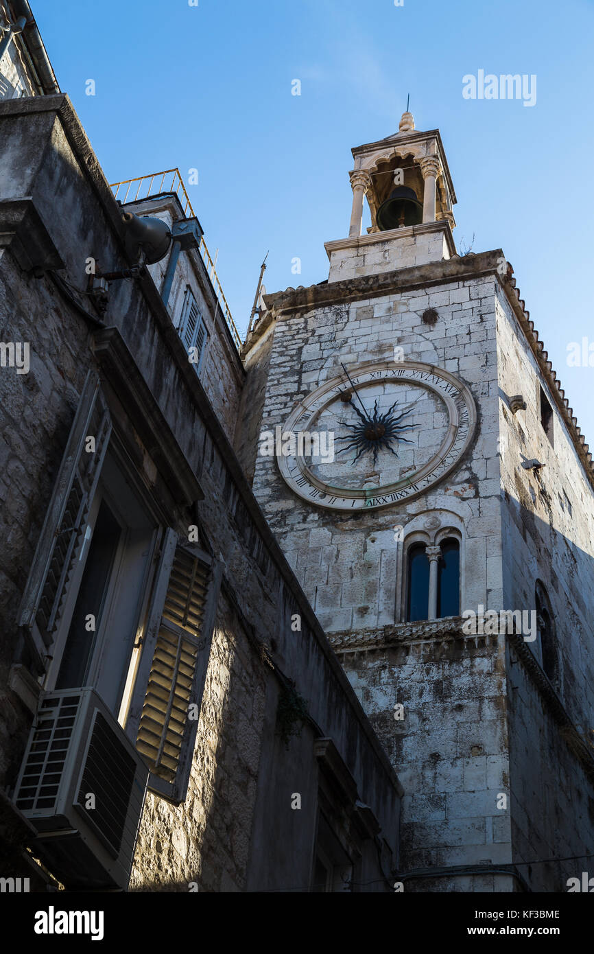 Torre del reloj de la puerta de hierro fotografiado una mañana en el Palacio de Diocleciano en split. Foto de stock