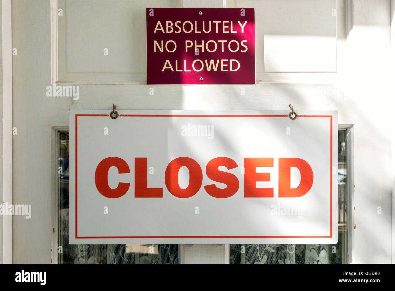 Absolutamente ningún signo de fotos permitidas en el museo cerrado con el signo de la puerta cerrada. Foto de stock