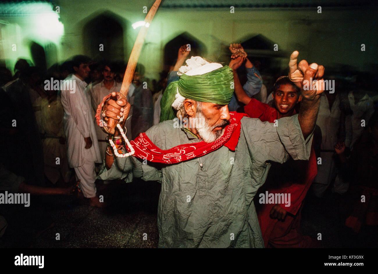 Derviches danzantes en el Mausoleo de Lal Shahbaz Qalander, Sehwan Sharif, Sindh, Pakistán, 1990. Foto de stock