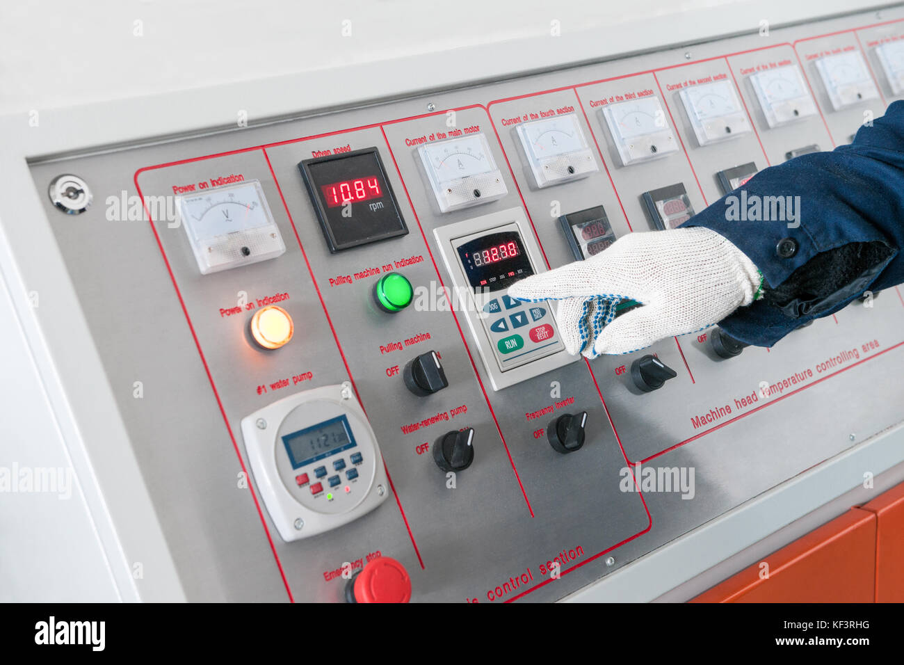 Primer plano de la mano sobre el control remoto de máquinas. trabajador  opera la máquina desde el centro de control Fotografía de stock - Alamy
